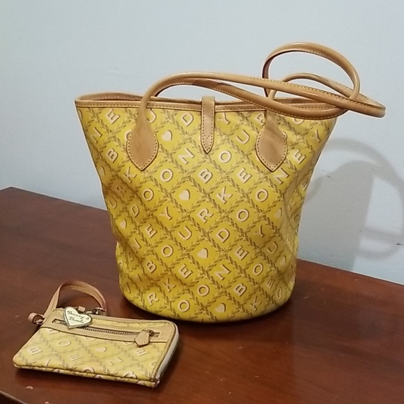 Dooney & Bourke puzzle bucket bag&wristlet wallet - Picture 12 of 16